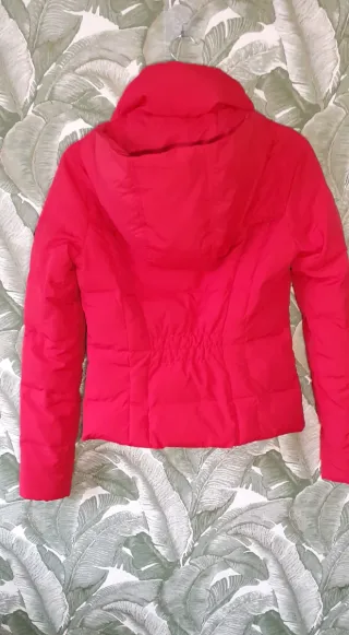 Abrigo plumífero Abercrombie rojo talla XS