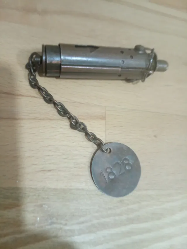 Mechero antiguo con cadena y disco 1828