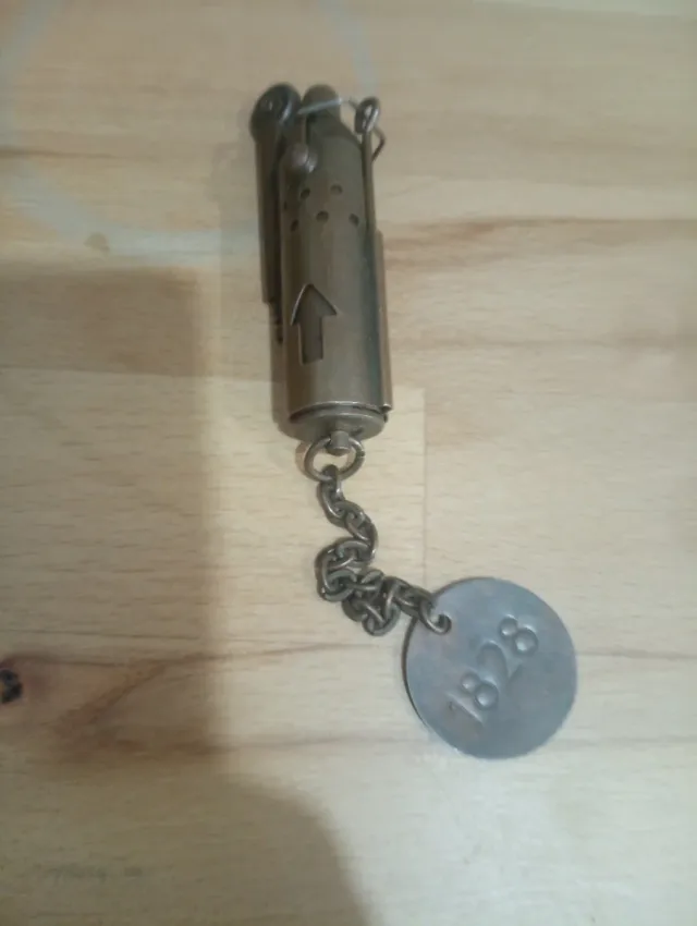 Mechero antiguo con cadena y disco 1828