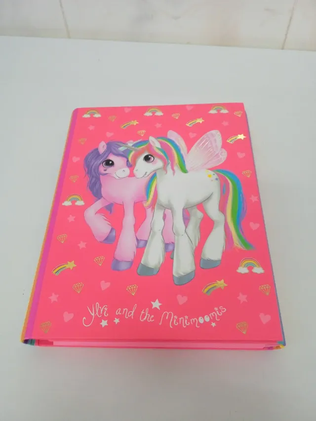 Carpeta con diseño de unicornios y arcoíris