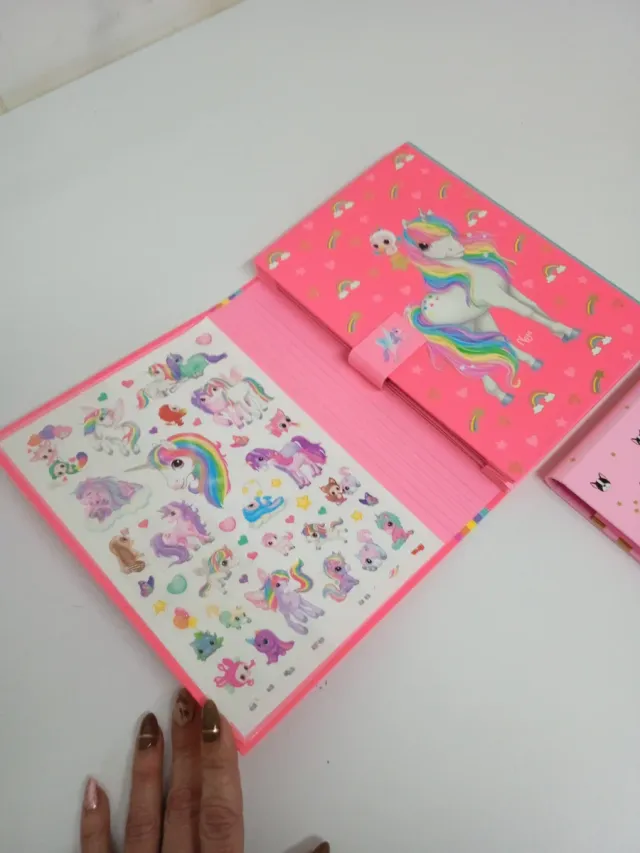 Carpeta con diseño de unicornios y arcoíris