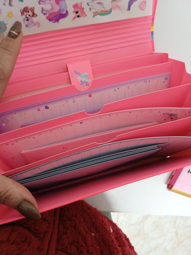 Carpeta con diseño de unicornios y arcoíris