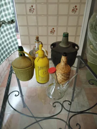 Set di bottiglie, sifoni e bottiglie in vetro e plastica