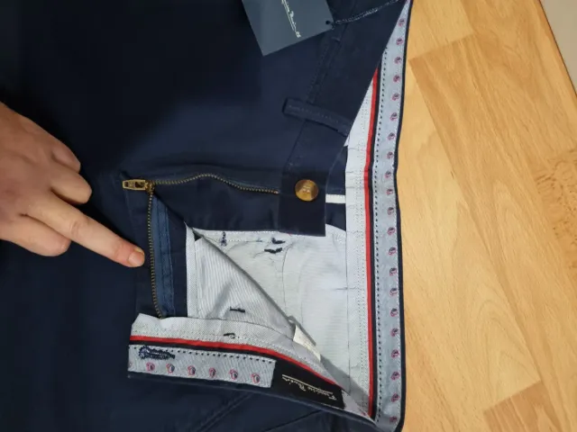 Pantalón chino marino con etiquetas