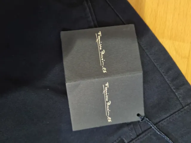 Pantalón chino marino con etiquetas