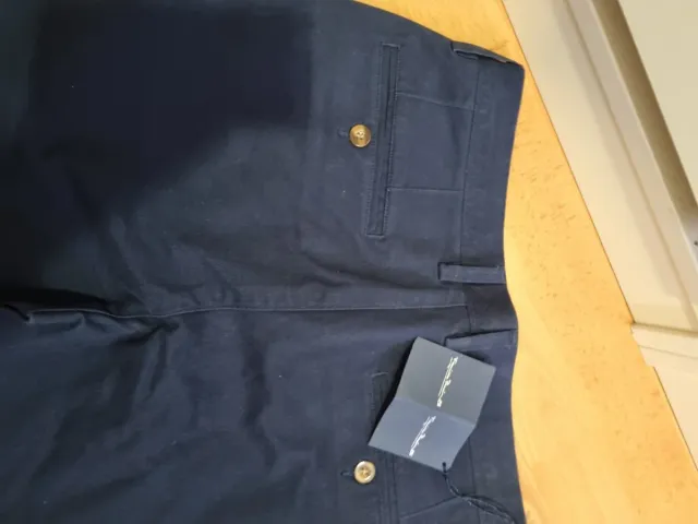 Pantalón chino marino con etiquetas