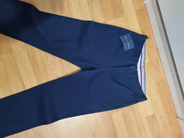 Pantalón chino marino con etiquetas