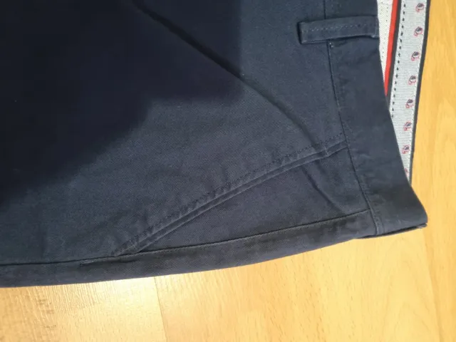 Pantalón chino marino con etiquetas