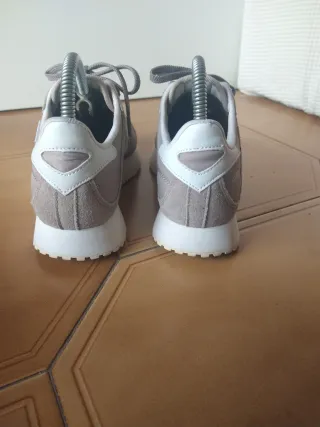 Zapatillas Munich grises y blancas