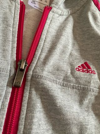 Chaqueta Adidas gris y rosa