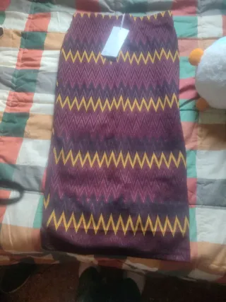 Falda midi tubo burdeos y amarilla y negra