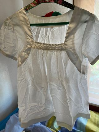 Blusa blanca con escote cuadrado