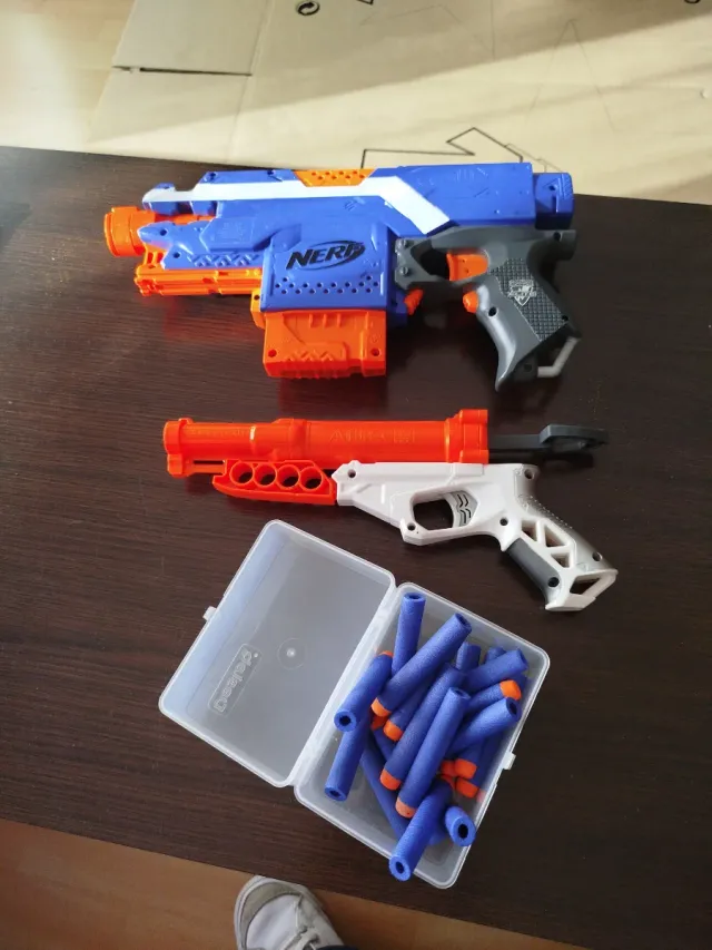 Pistolas Nerf y dardos