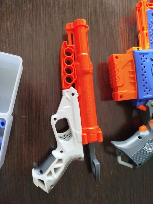 Pistolas Nerf y dardos