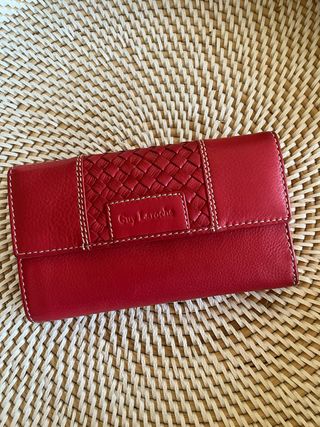 Cartera Mujer Piel Guy Laroche es color coral más