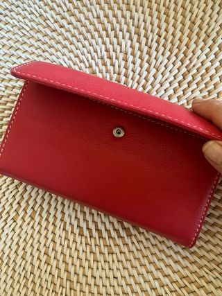 Cartera Mujer Piel Guy Laroche es color coral más