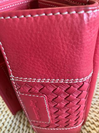 Cartera Mujer Piel Guy Laroche es color coral más