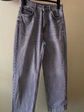 Pantalón baggy gris. “Pull & Bear” T/40