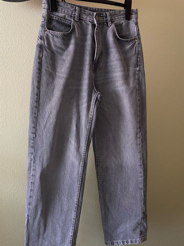 Pantalón baggy gris. “Pull & Bear” T/40