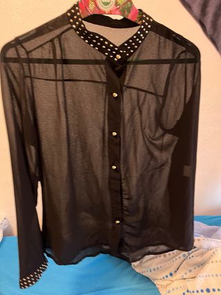 Camisa negra transparente con tachuelas