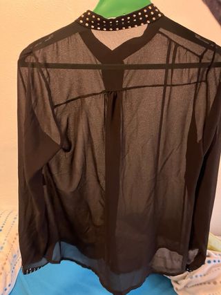 Camisa negra transparente con tachuelas