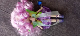 Muñeca de porcelana con vestido morado