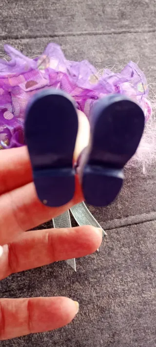 Muñeca de porcelana con vestido morado