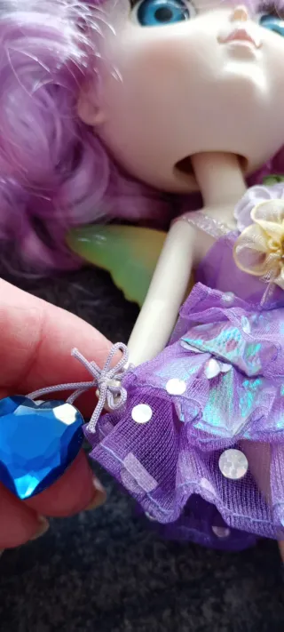 Muñeca de porcelana con vestido morado