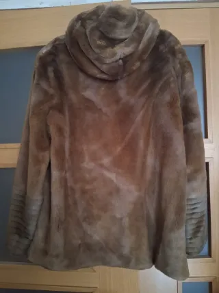 Abrigo de piel marrón