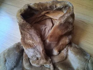 Abrigo de piel marrón