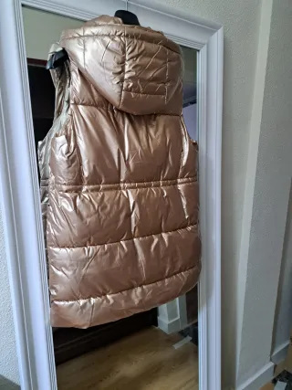 Chaleco acolchado dorado con capucha