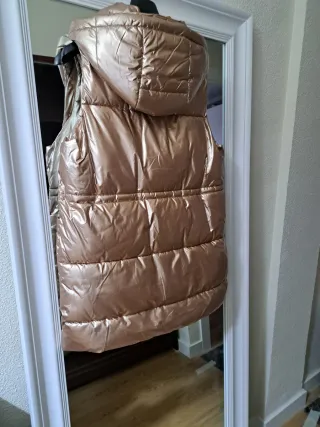 Chaleco acolchado dorado con capucha