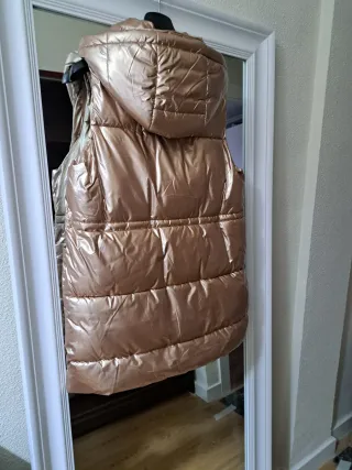 Chaleco acolchado dorado con capucha