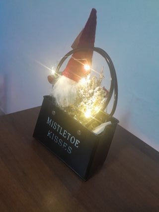 Gnomo con alberello e luci