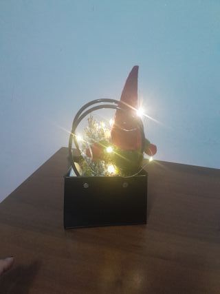 Gnomo con alberello e luci