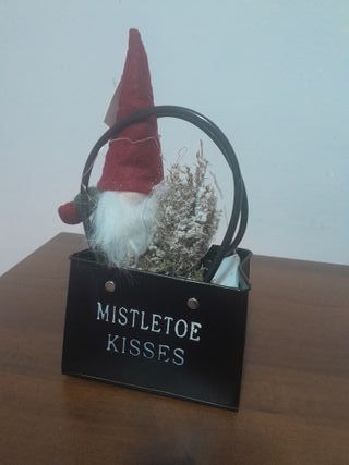 Gnomo con alberello e luci