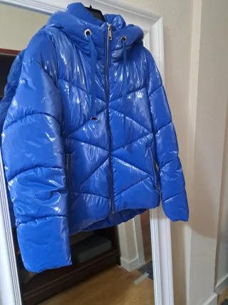 Cazadora acolchada brillante azul