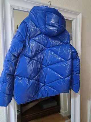 Cazadora acolchada brillante azul