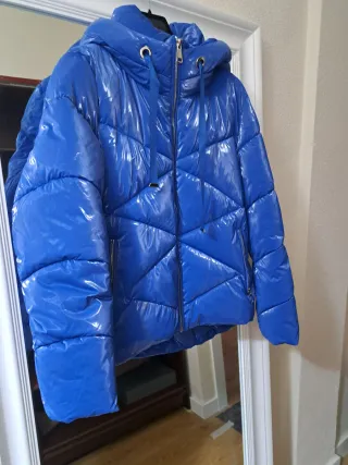 Cazadora acolchada brillante azul
