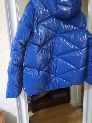 Cazadora acolchada brillante azul