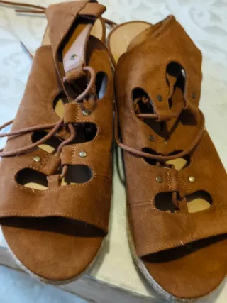 Sandalias de ante marrón con cordones
