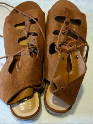 Sandalias de ante marrón con cordones