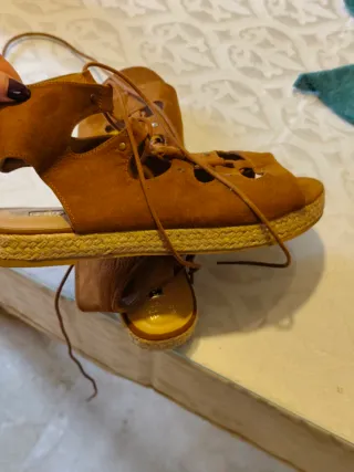 Sandalias de ante marrón con cordones
