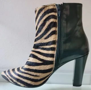 Botines de tacón con estampado cebra y verde oscur