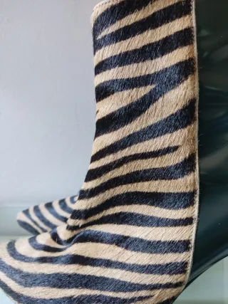 Botines de tacón con estampado cebra y verde oscur