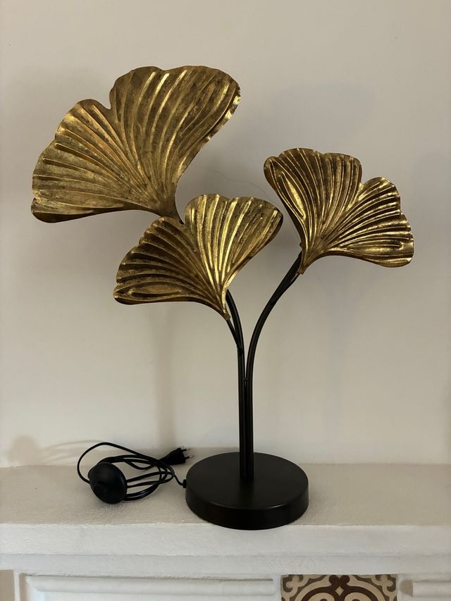 Lâmpada de mesa com folhas douradas de metal