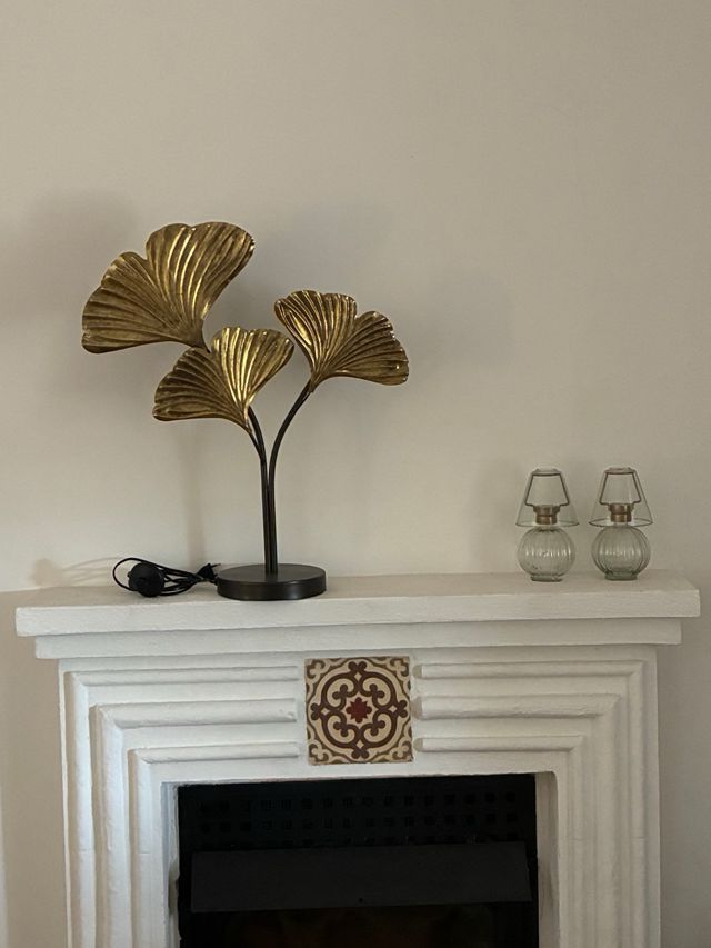 Lâmpada de mesa com folhas douradas de metal