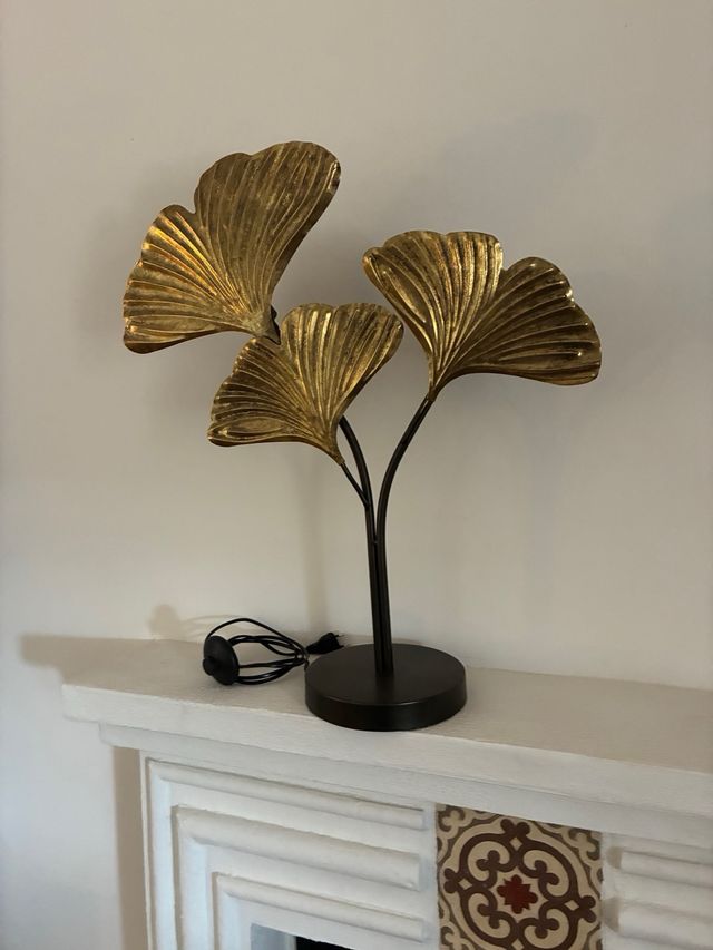 Lâmpada de mesa com folhas douradas de metal