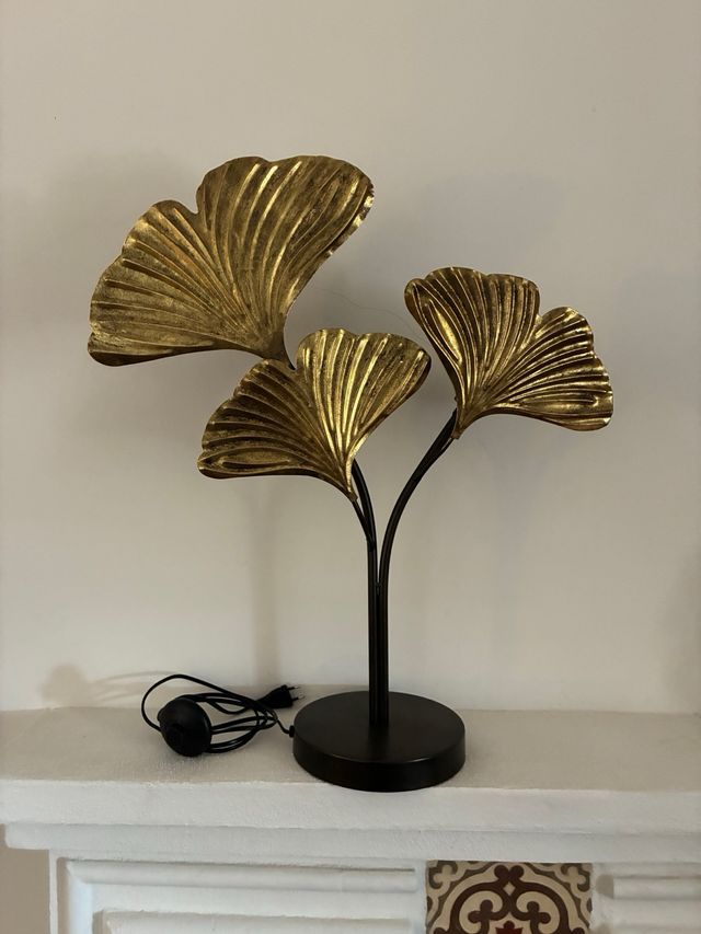 Lâmpada de mesa com folhas douradas de metal