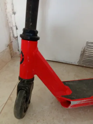 Patinete rojo y negro